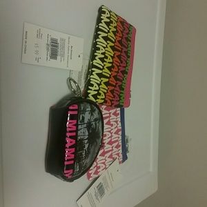 * 1 free per bundle* Souvenier change bags Miami